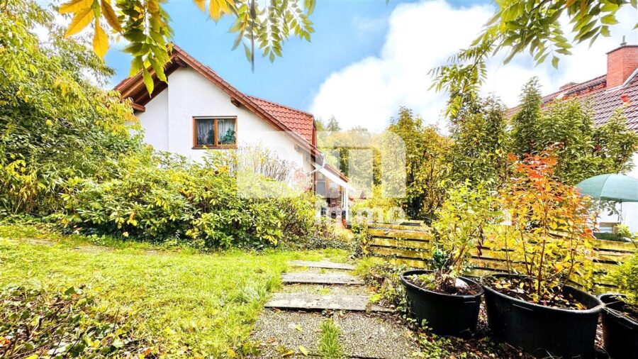 Einfamilienhaus mit Einliegerwohnung in Traumlage mit Terrasse, Naturgarten und Garage - Gartenbereich
